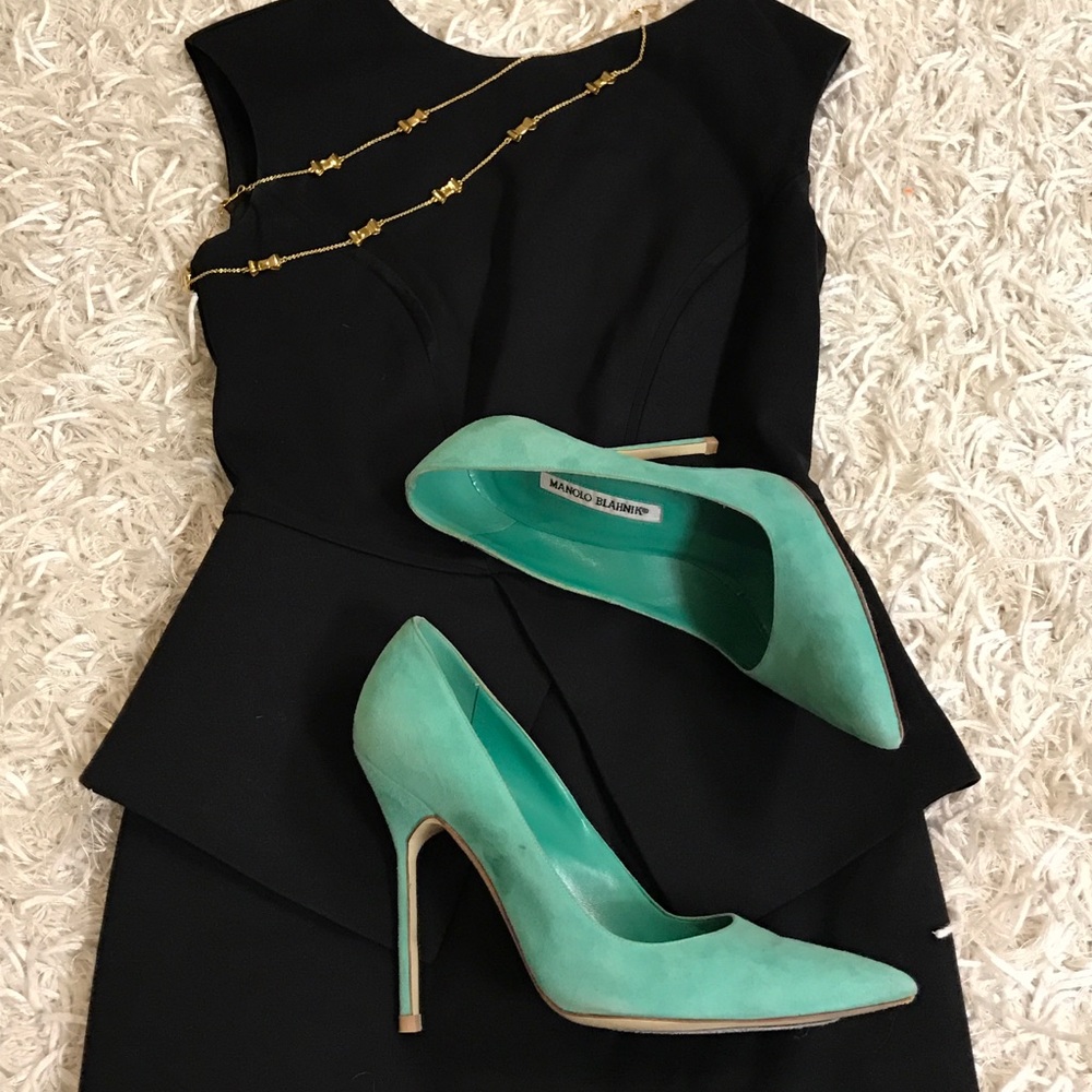 Manolo Blahnik 39 / 8.5 green suede pumps.